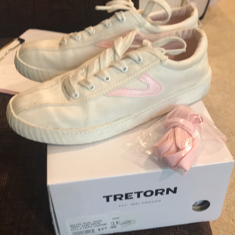 Girl’s size 3 Tretorns
